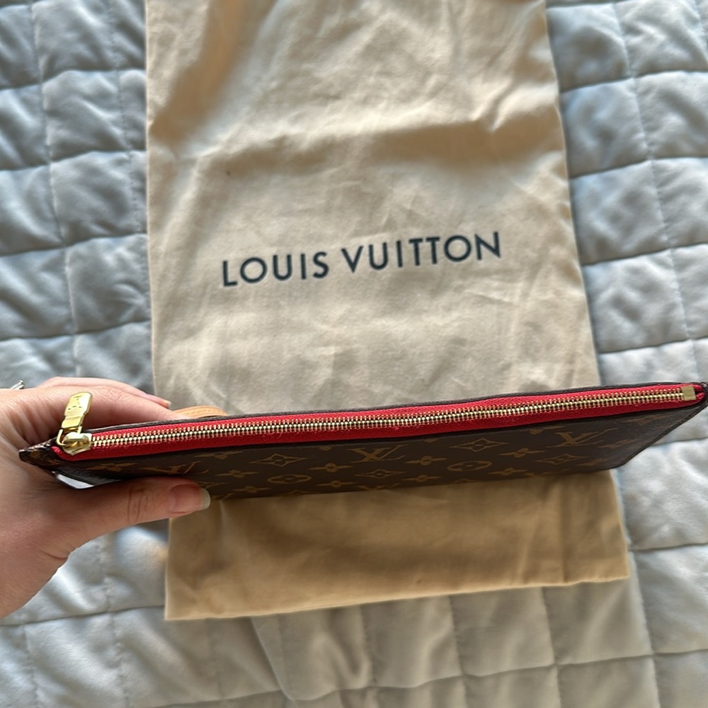 Louis Vuitton Neverfull Pochette - Picture 6 of 11